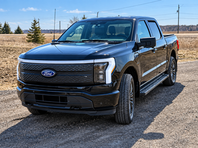 Ford F-150 Lightning Flash 2025 bleu foncé vu de trois quarts avant.